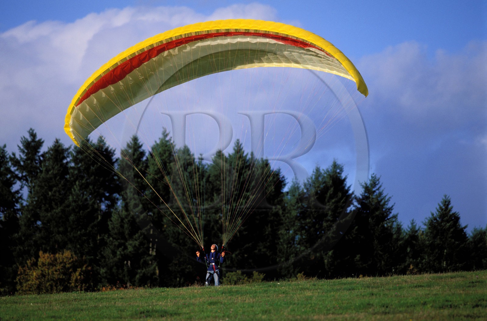 France, Saône-et-Loire (71), région d'Autun, atterrissage en parapente