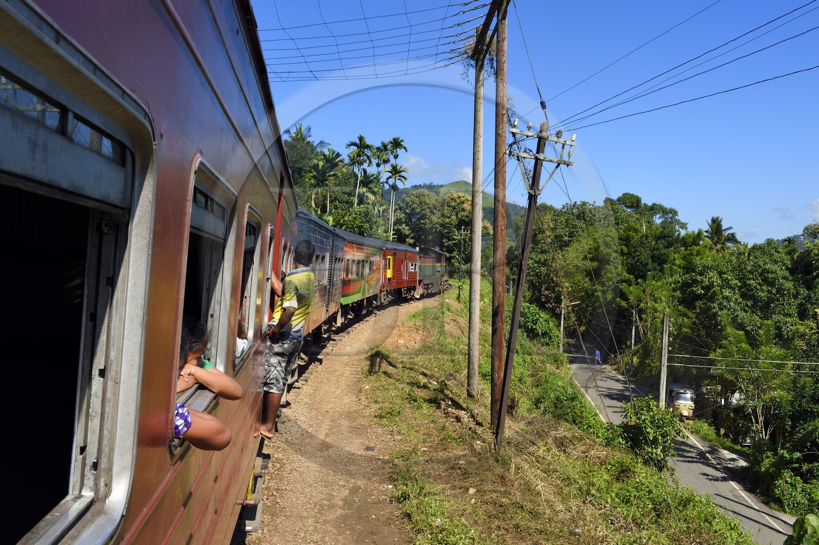 Sri Lanka, Province d'Uva, trajet en train dans la région montagneuse de la culture du thé entre Badulla et Ella, passager accroché aux portières