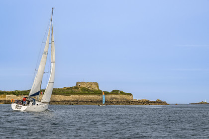 France, Finistère (29), Pays des Abers, estuaire de l'Aber Wrac'h, voiliers naviguant en direction de l'Ile Cèzon