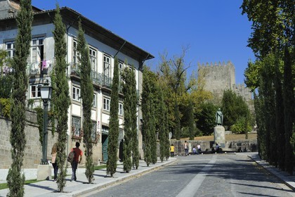 Portugal, région du Minho, Guimaraes, ville classée Patrimoine Mondial de l' UNESCO, statue du premier Roi portugais Alphonse Henriques devant le Chateau