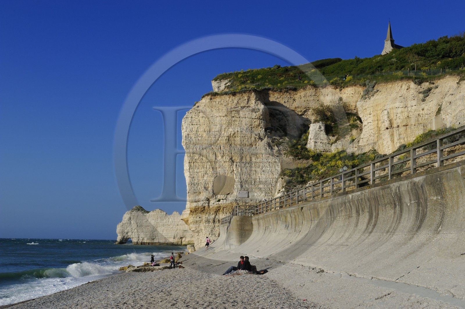 France, Seine-Maritime (76), Pays de Caux, Côte d'Albâtre, Etretat, la falaise d'Amont et l'église Notre-Dame-de-la-Garde depuis la plage de la ville