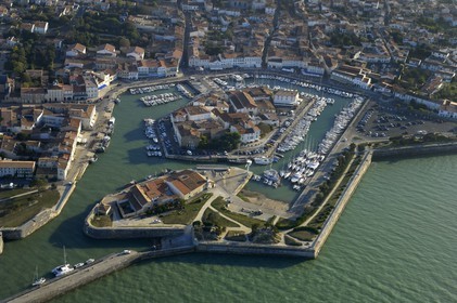 France, Charente-Maritime (17), ile de Ré, ville de Saint-Martin-de-Ré avec fortifications de Vauban (XVII ème siècle), le port (vue aérienne)