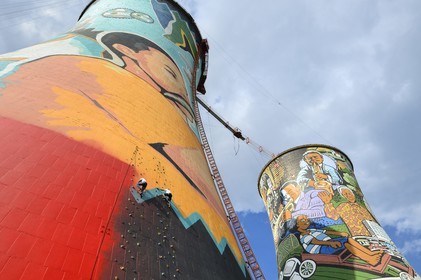 Afrique du Sud, province de Gauteng, Johannesburg, Orlando Towers qui dominent le quartier d'Orlando du township de Soweto, mur d'escalade du du Vertical Adventure Centre sur une des deux tours de refroidissement de la centrale d'Orlando