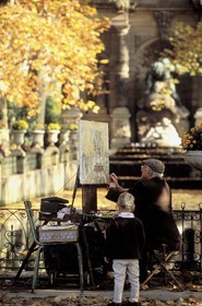 France, Paris (75), jardin du Luxembourg, un peintre devant la fontaine de Médicis