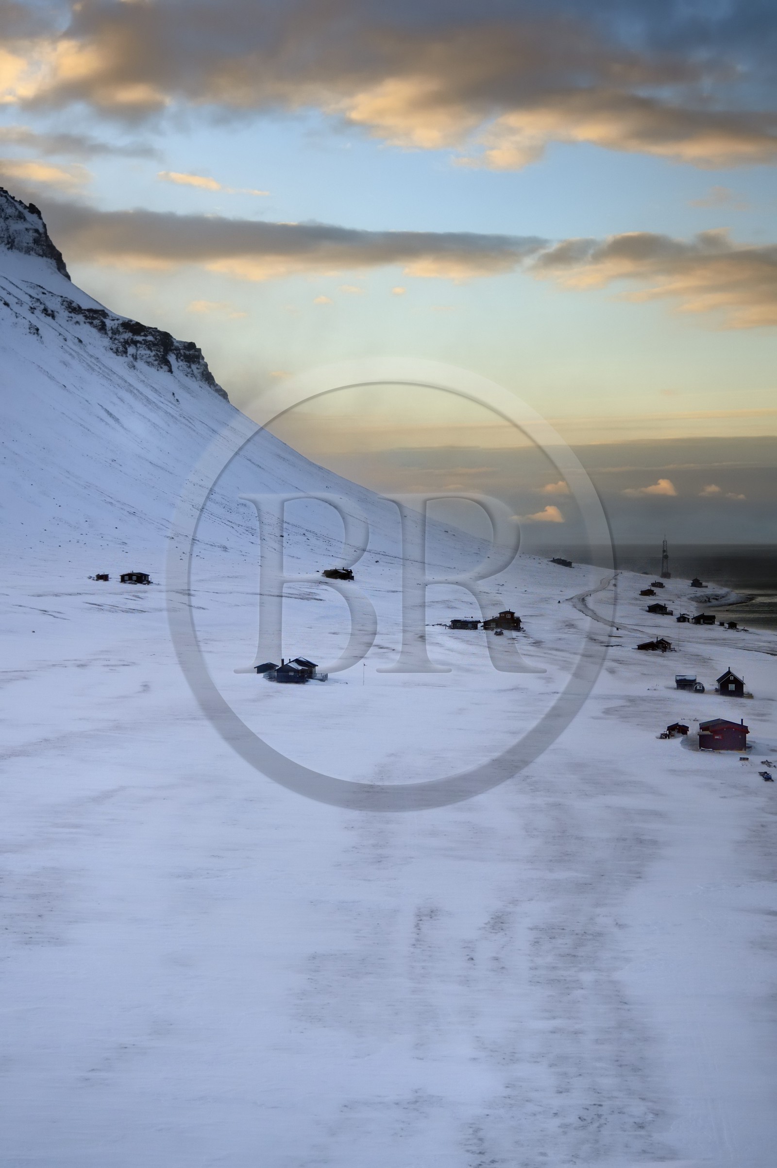 Norvège, Svalbard, Spitzberg, Longyearbyen, montagne bordant l'Isfjord sous un vent fort (vue aérienne)