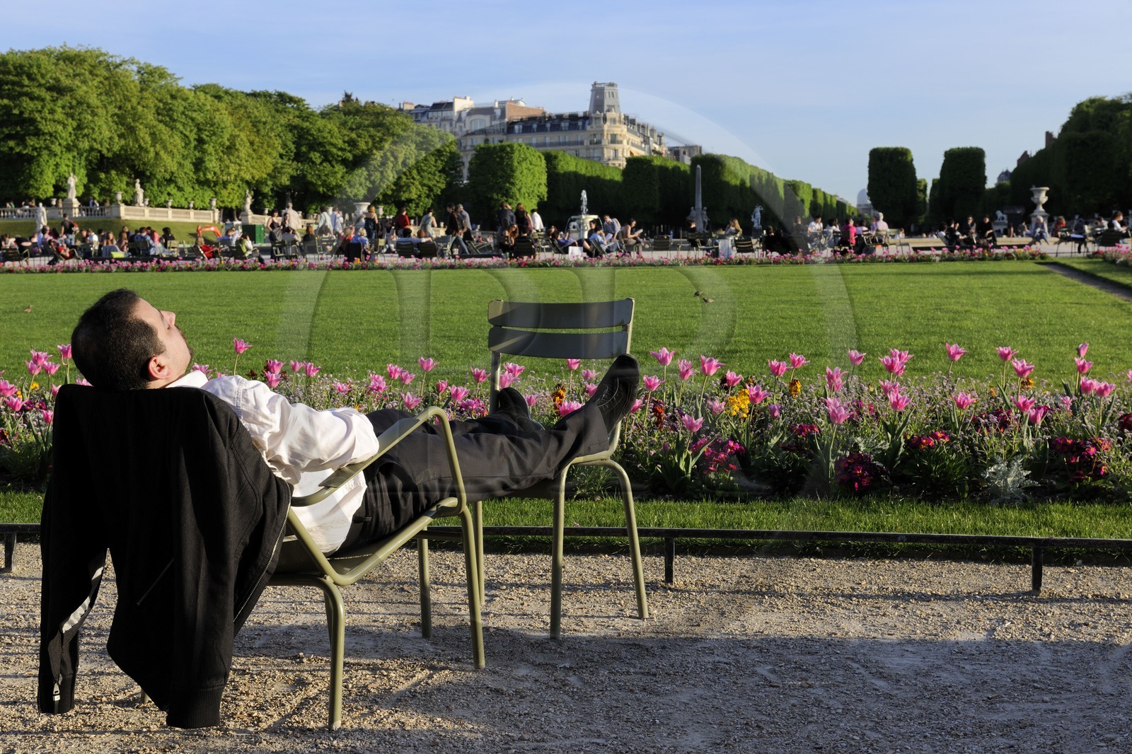 France, Paris (75), jardin du Luxembourg, sieste sur une chaise