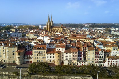 France, Pyrénées-Atlantiques (64), Pays-Basque, Bayonne, les flèches de la cathédrale Sainte-Catherine derrière les tours des anciens remparts intégrées dans les immeubles de la rue Tour de Sault (vue aérienne)