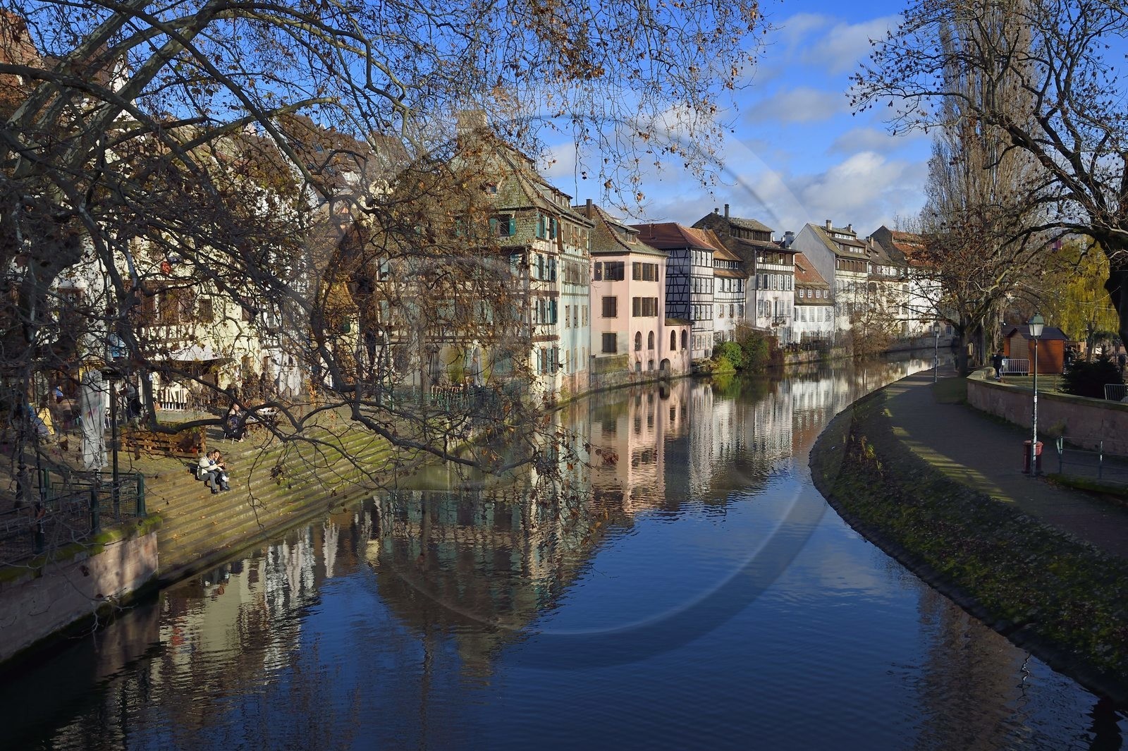 France, Bas-Rhin (67), Strasbourg, vieille ville classée au Patrimoine Mondial de l'UNESCO, quartier de la Petite France, quai de la Bruche à gauche et quai de la Petite France le long d'un des bras de la rivière l'Ill