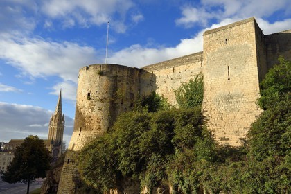 France, Calvados (14), Caen, le château ducal de Guillaume le Conquerant, la tour dite de la Reine Mathilde et le clocher de l'église Saint-Pierre en arrière plan