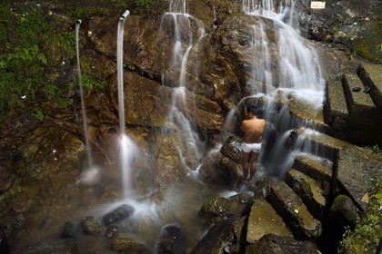 Sri Lanka, province du centre, Dalhousie, cascade sur le chemin des pélerins montant au Pic d'Adam (Adam's Peak)