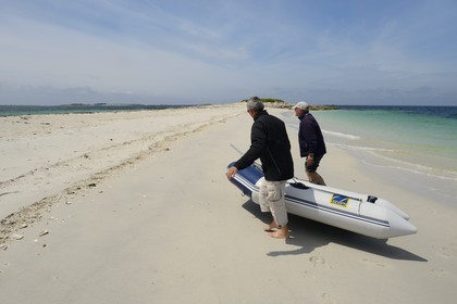 France, Finistere, La Foret Fouesnant, Glenan islands, Guiriden island sandbank