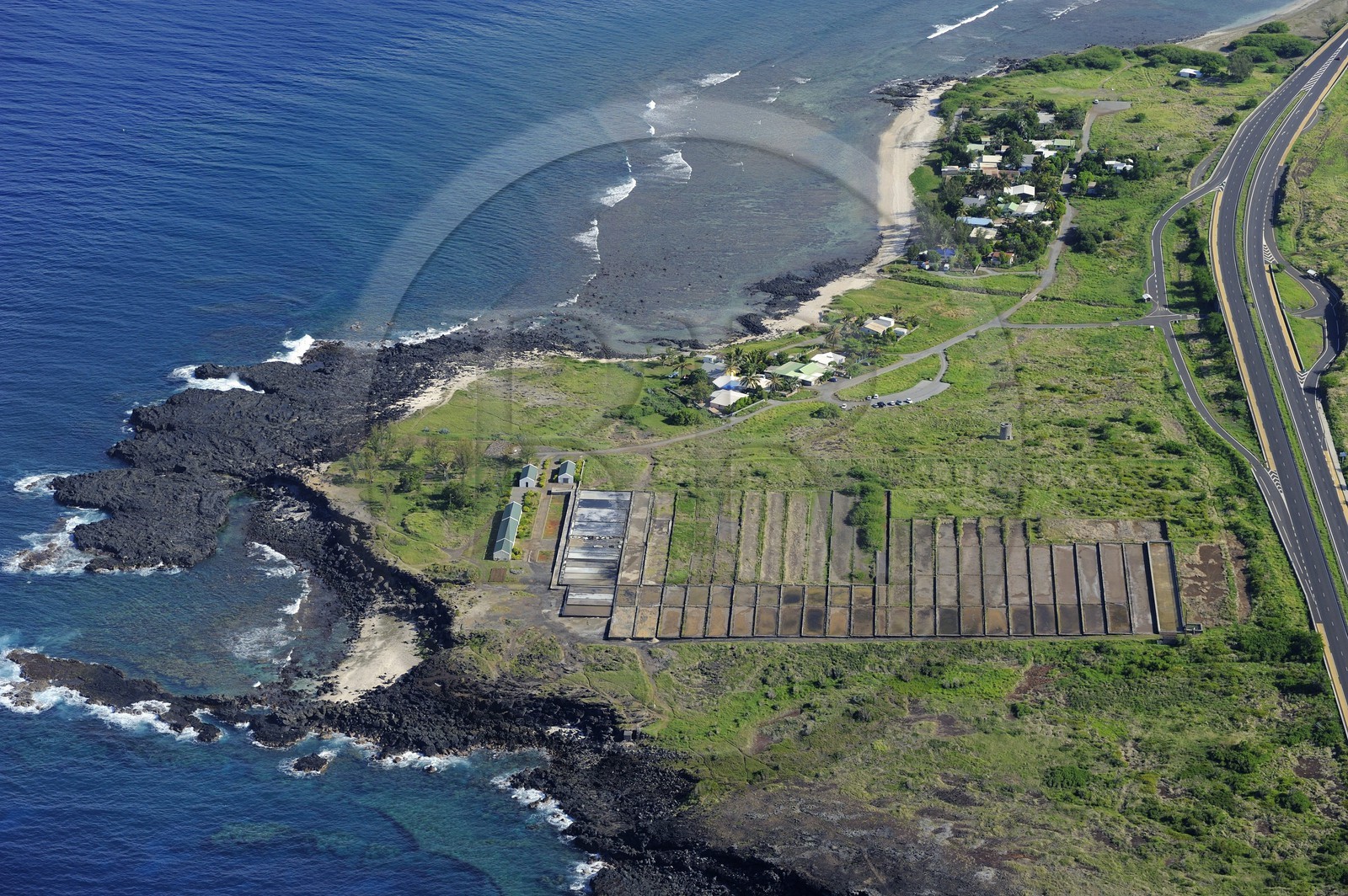 France, île de la Réunion, côte ouest, Saint-Leu, les salines et le musée de la Pointe au Sel (vue aérienne)