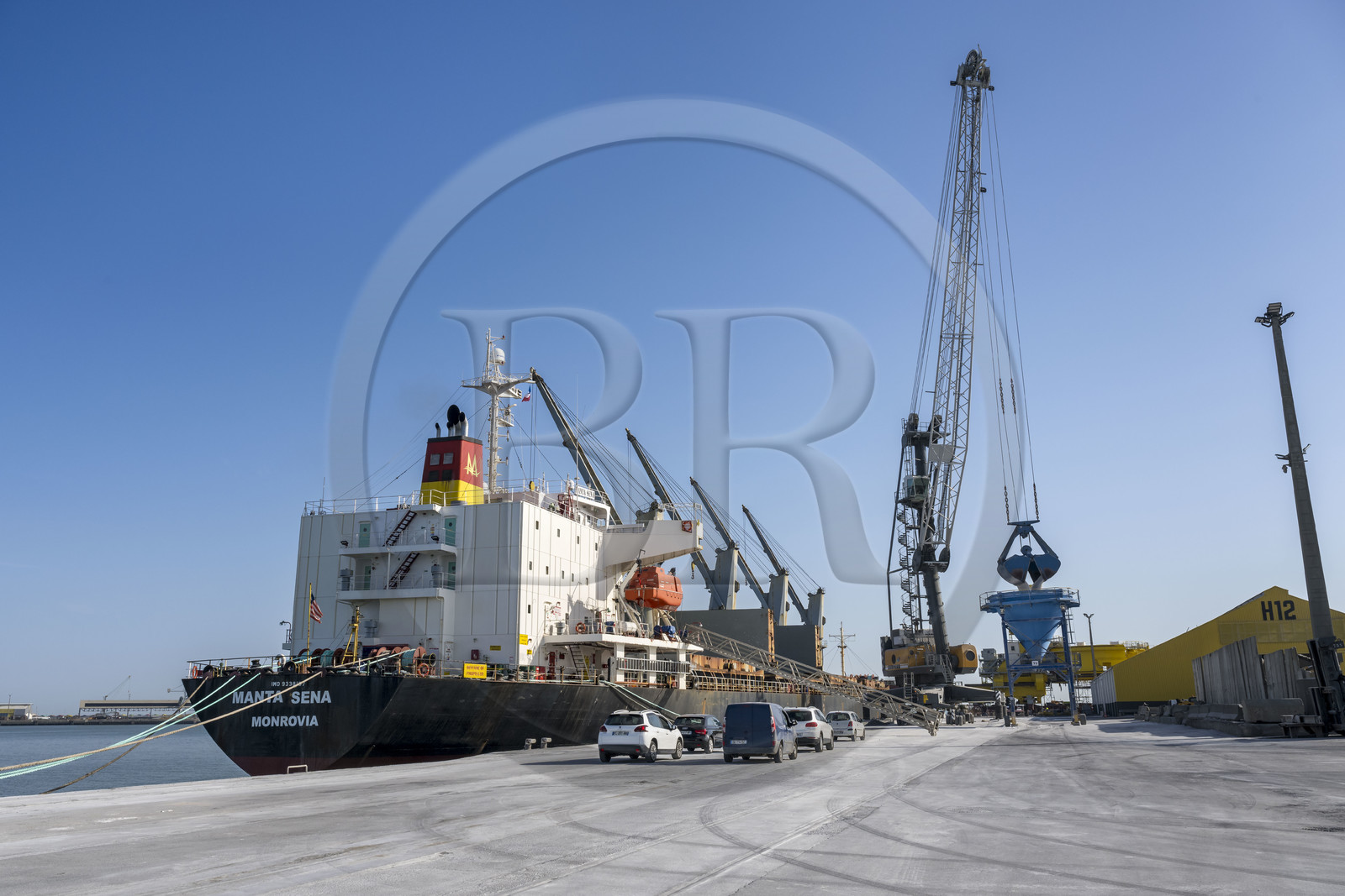 France, Charente-Maritime (17), La Rochelle, le Port Atlantique La Rochelle, port de commerce La Pallice, déchargement d'un cargo sur les quais du mole d'escale