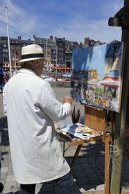 France, Calvados (14), Honfleur, le peintre honfleurais Daniel Lallemand peignant le Vieux-Bassin
