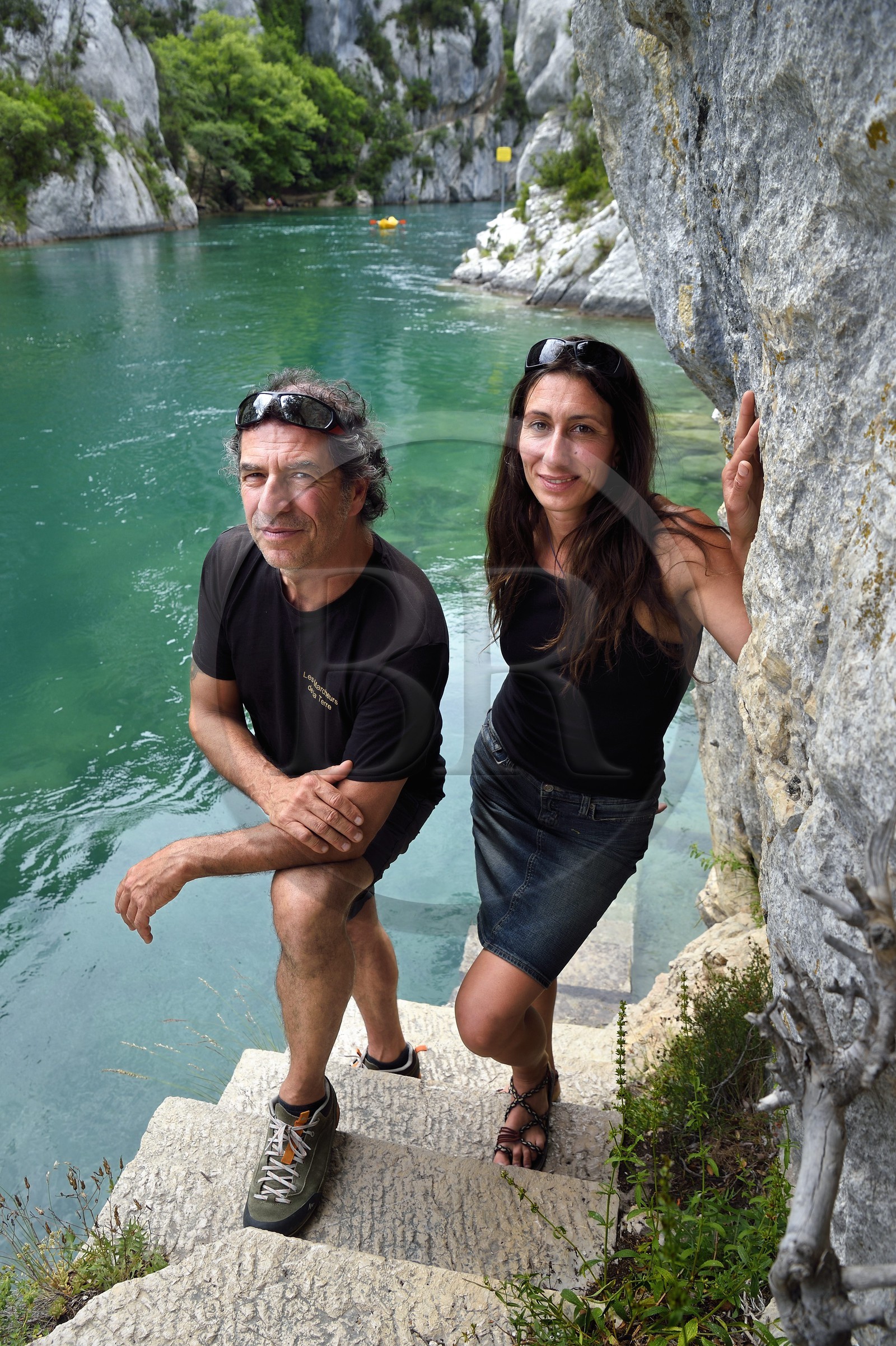 France, Alpes-de-Haute-Provence (04), Parc Naturel Régional du Verdon, Basses Gorges du Verdon en aval du lac de Sainte Croix, le naturaliste, accompagnateur en montagne, guide explorateur, réalisateur Bruno Lambert et la dame des lacs, plongeuse, accompagnateur en montagne Nelly Kars qui a parcouru à la nage 80 kilomètres dans les gorges et lacs ennoyés du Verdon