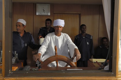 Egypte, Haute Egypte, Nubie, Lac Nasser, croisière sur le lac à bord du bateau Qasr Ibrim, la cabine de pilotage et le capitaine