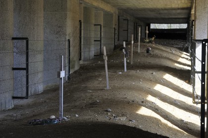 France, Meuse (55), région de Verdun, Douaumont, Tranchée des Baïonnettes, monument en souvenir d'un détachement enseveli dans leur tranchée lors d'un bombardement et d'où seules quelques centimètres de baïonnettes restèrent émergées du sol