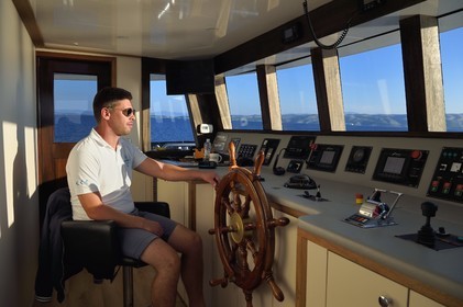 Croatie, Dalmatie, cote dalmate, bateau de croisière Ave Maria et son capitaine Rade Naranca dans la timonerie