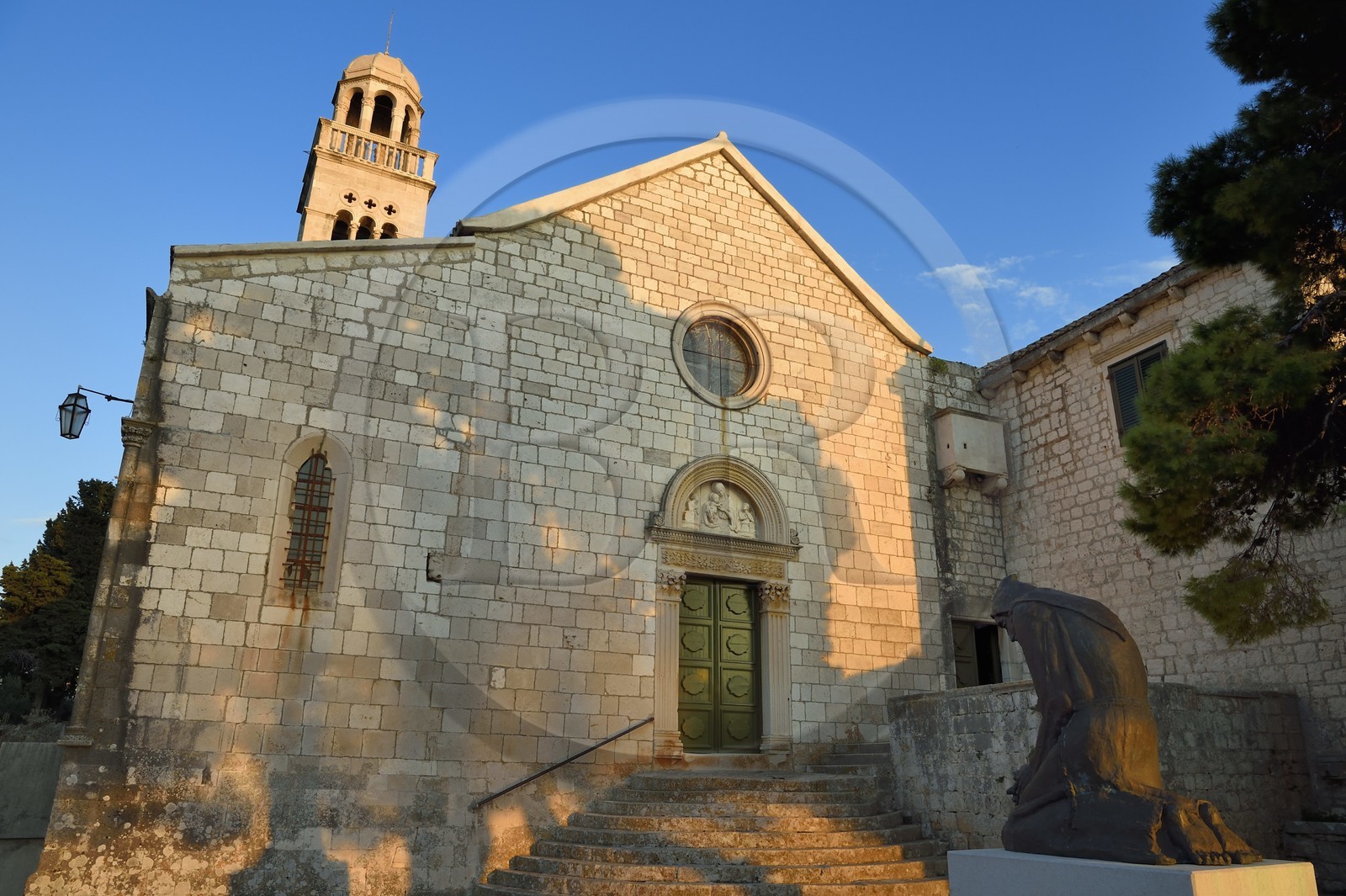 Croatie, Dalmatie, cote dalmate, Ile de Hvar, la ville de Hvar, le Monastère franciscain du XVe siècle et statue de Saint François d'assise du sculpteur et moine Joakim Jaki Gregov