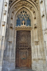 France, Seine-Maritime (76), Rouen, église Saint-Maclou joyau de l’art gothique flamboyant (XVème siècle), détail de la porte Renaissance en bois sculpté du portail gauche