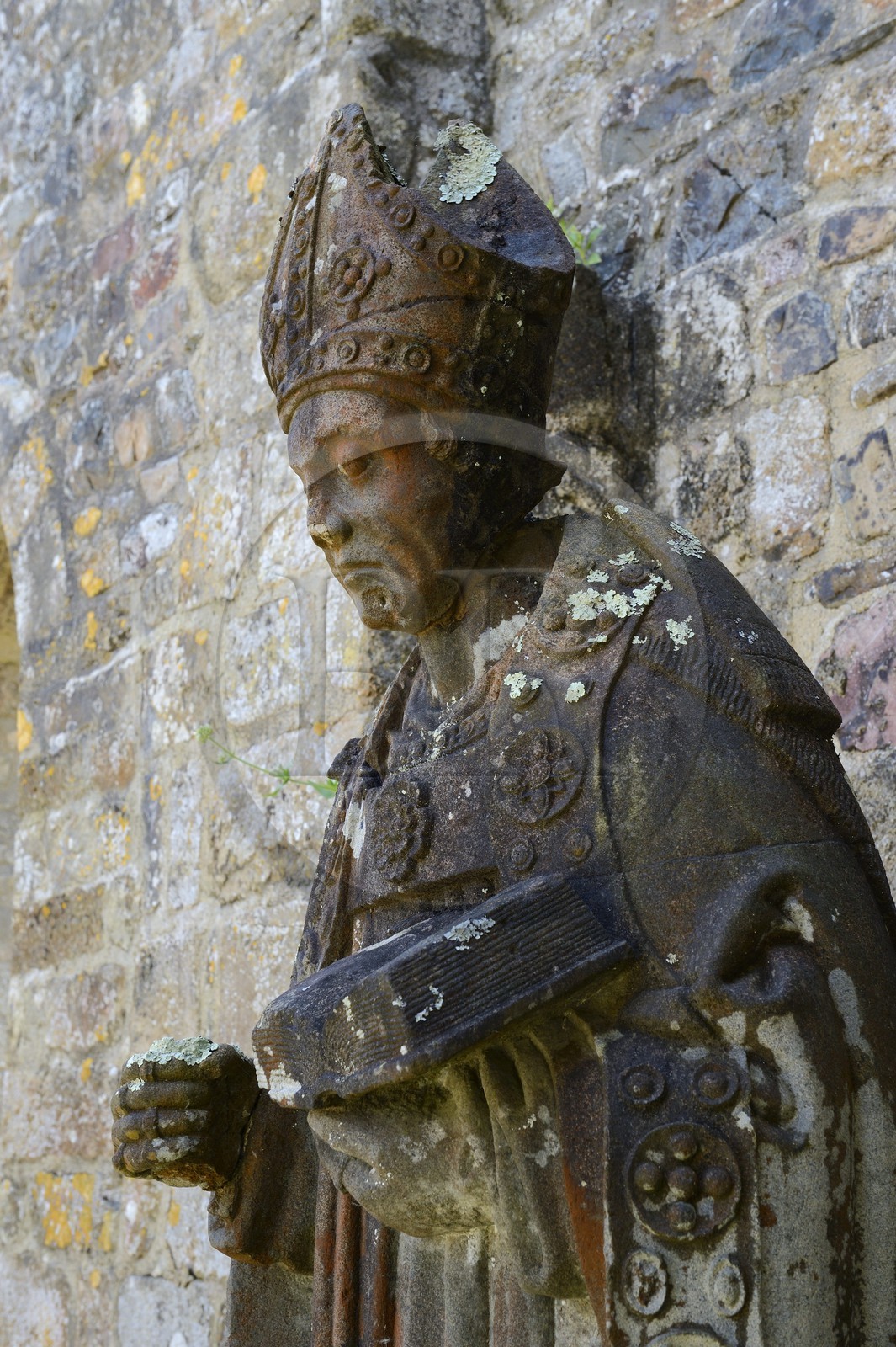 France, Finistère (29), , Mer d'Iroise, parc naturel régional d'Armorique, Presqu'île de Crozon, ancienne Abbaye Saint-Guénolé de Landévennec, statue de Saint Guénolé