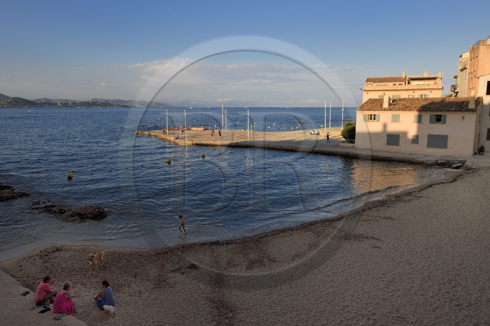 France, Var (83), Saint-Tropez, la plage de la Ponche où se dressent de hautes maisons aux façades couleurs ocre, jaune ou orangé