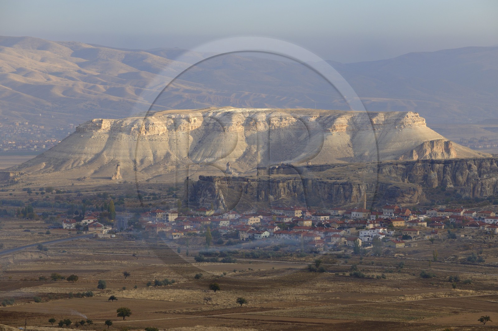 Turquie, Anatolie Centrale, province de Nevsehir, Cappadoce classée Patrimoine Mondial de l'UNESCO, le village de Çavusin au pied du massif de l'Ak Tepe (vue aérienne)