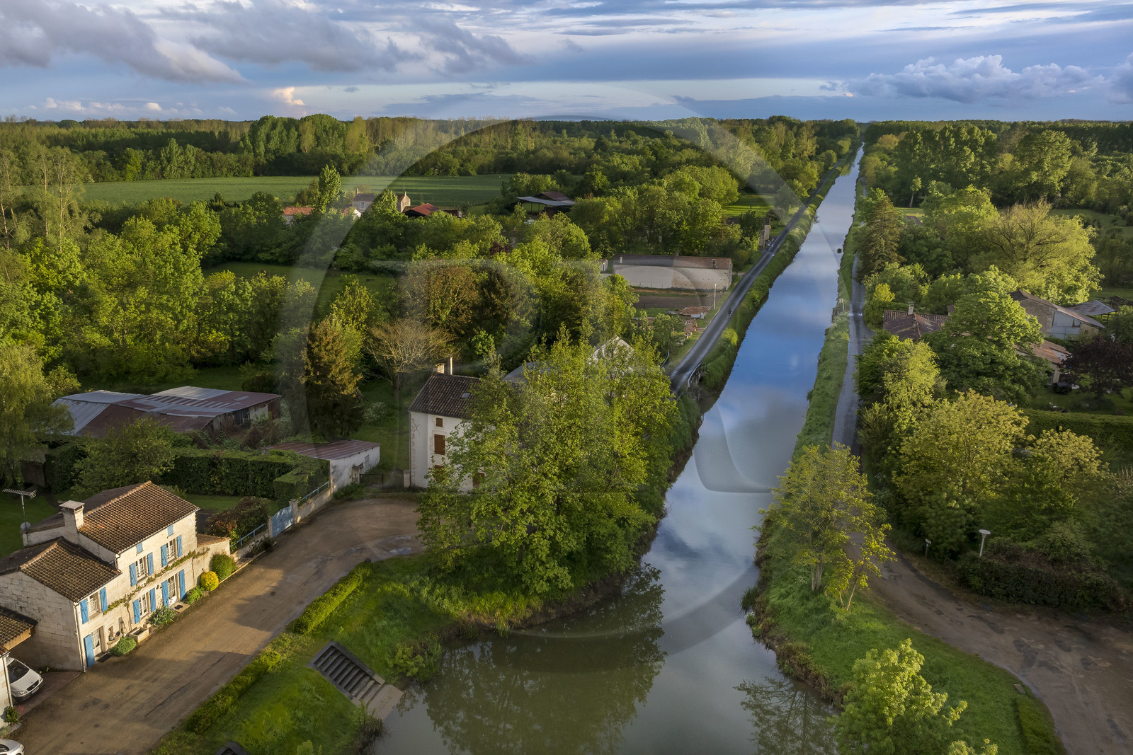 France, Vendée (85), Bouillé-Courdault, le port fluvial de Courdault au bout du canal de la Vieille-Autise et son ancien chemin de halage (vue aérienne)
