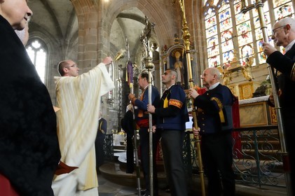 France, Finistère (29), Locronan, labellisé Les Plus Beaux Villages de France, église Saint-Ronan, cérémonie religieuse qui précède la procession de la Troménie