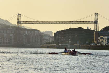 Espagne, Pays basque espagnol, Biscaye, Bilbao, pont transbordeur de Biscaye sur le fleuve Nervion, reliant les deux villes de Portugalete et Getxo, classé Patrimoine Mondial de l'UNESCO, et un entrainement d'aviron, sport très populaire dans la région