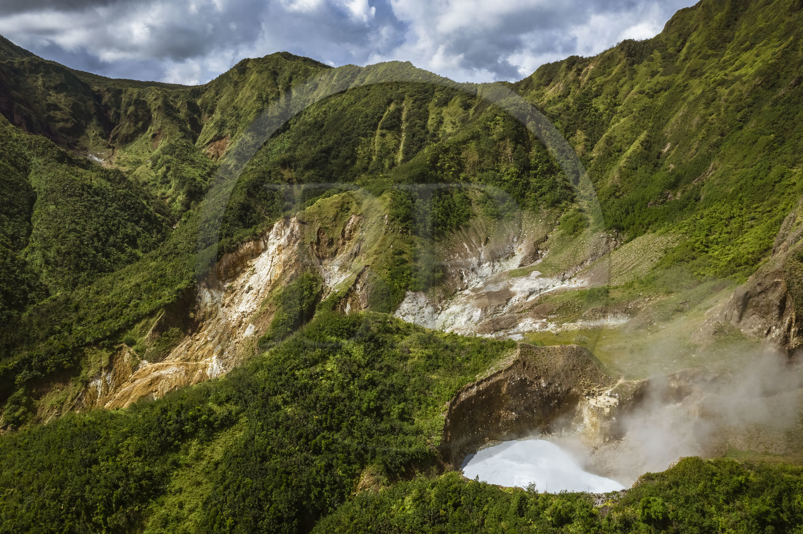 Caraïbes, Ile de la Dominique, Castle Bruce, Parc national du Morne Trois Pitons classé Patrimoine Mondial de l'UNESCO, Vallée de la Désolation, Boiling Lake, deuxième plus grand lac en ébullition du monde issu d'une fumerolle inondée (vue aérienne)