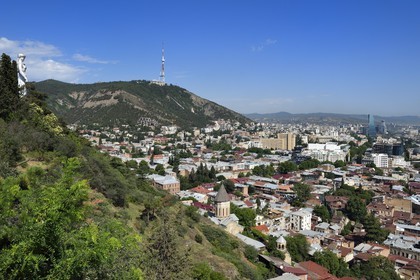 Géorgie, Tbilissi, statue de mère Géorgie dominant la ville, vue générale depuis la forteresse de Narikala