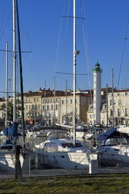 France, Charente-Maritime (17), La Rochelle, le bassin à flot du Vieux-Port et son phare