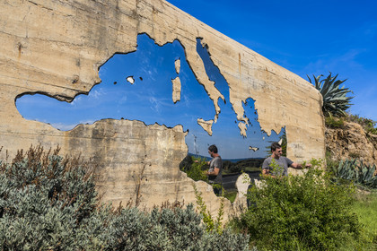 France, Hérault (34), Sète, l'artiste plasticien Jean Denant devant son oeuvre La Traversée (transposée par la suite en Mare Nostrum) encastrée dans le bunker de la promenade de la Corniche