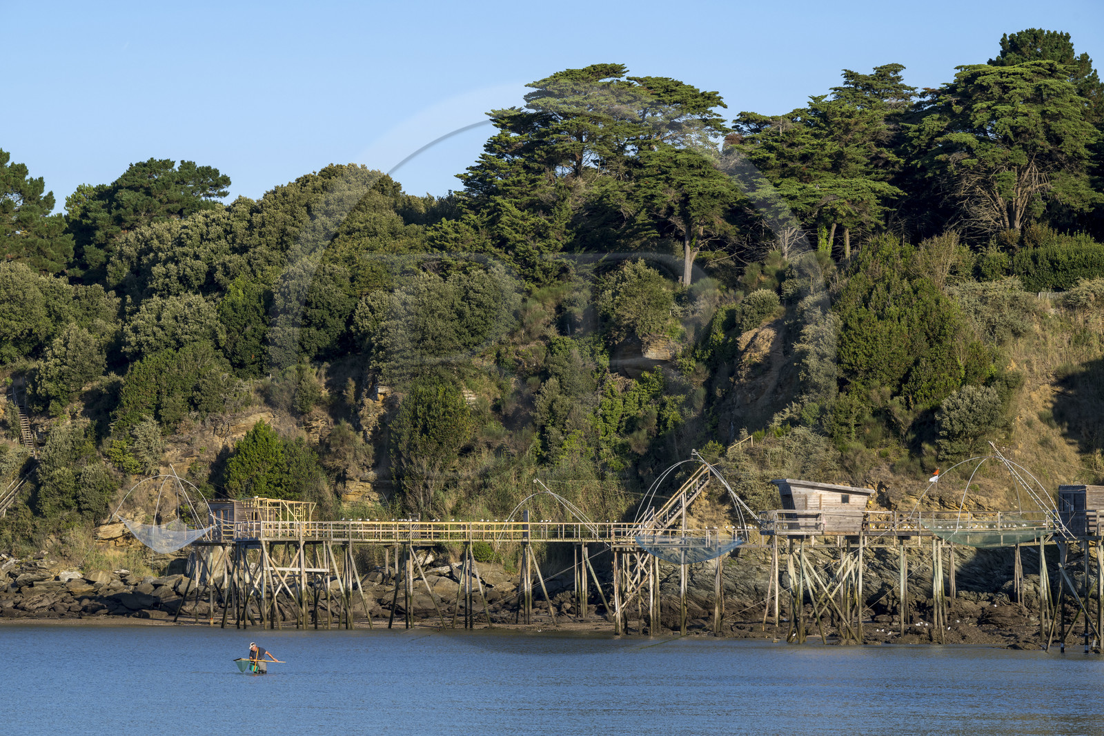 France, Loire-Atlantique (44), Baie de Bourgneuf, Pornic, cabanes de pêche traditionnelle au carrelet en bordure de la plage de Crêve-coeur à La Bernerie-en-Retz, pecheurs à pied de crevettes à l'épuisette
