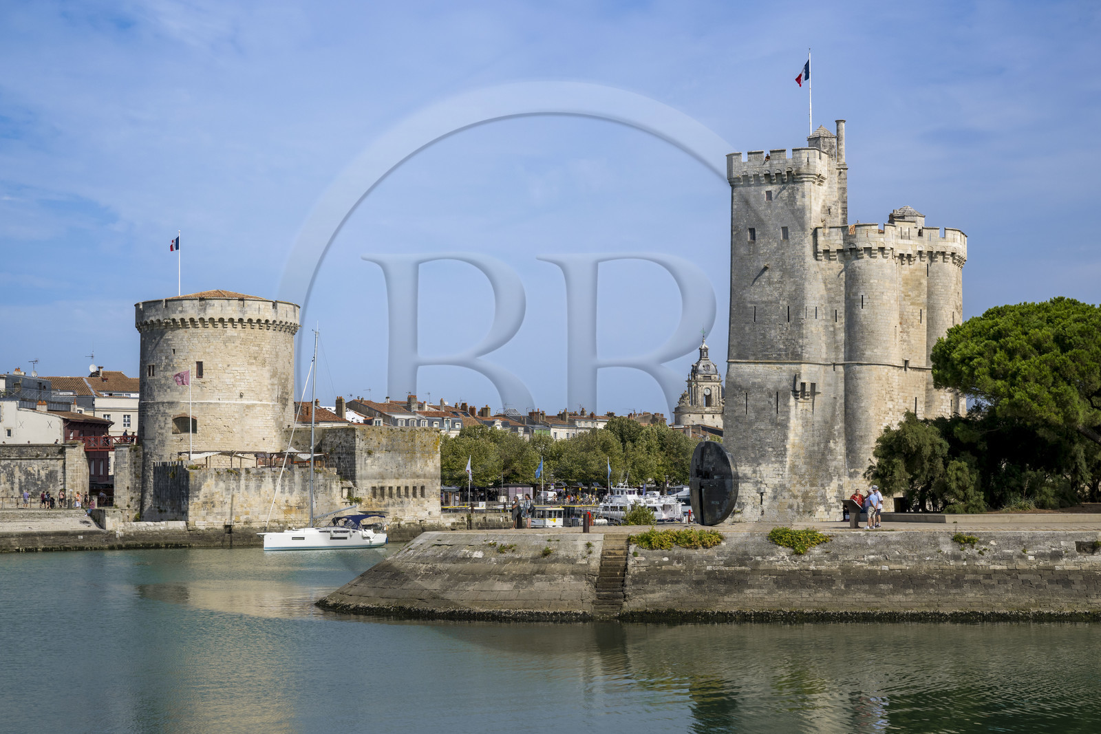France, Charente-Maritime (17), La Rochelle, la Tour de la Chaine à gauche et la Tour Saint-Nicolas à droite protègent l'entrée du Vieux Port