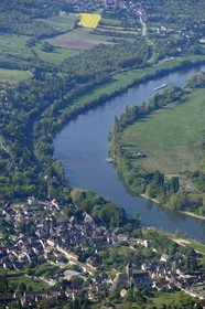 France, Val-d'Oise (95), le village de Vétheuil est niché dans une boucle de la Seine et l'église Notre Dame peinte par Claude Monet (vue aérienne)