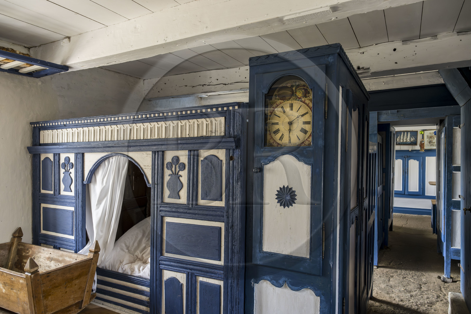 France, Finistère (29), Mer d'Iroise, Ile d'Ouessant, parc naturel régional d'Armorique, Maisons du Niou Huella, écomusée de l'île d'Ouessant présentant deux maisons rurales ouessantines traditionnelles, lit clos