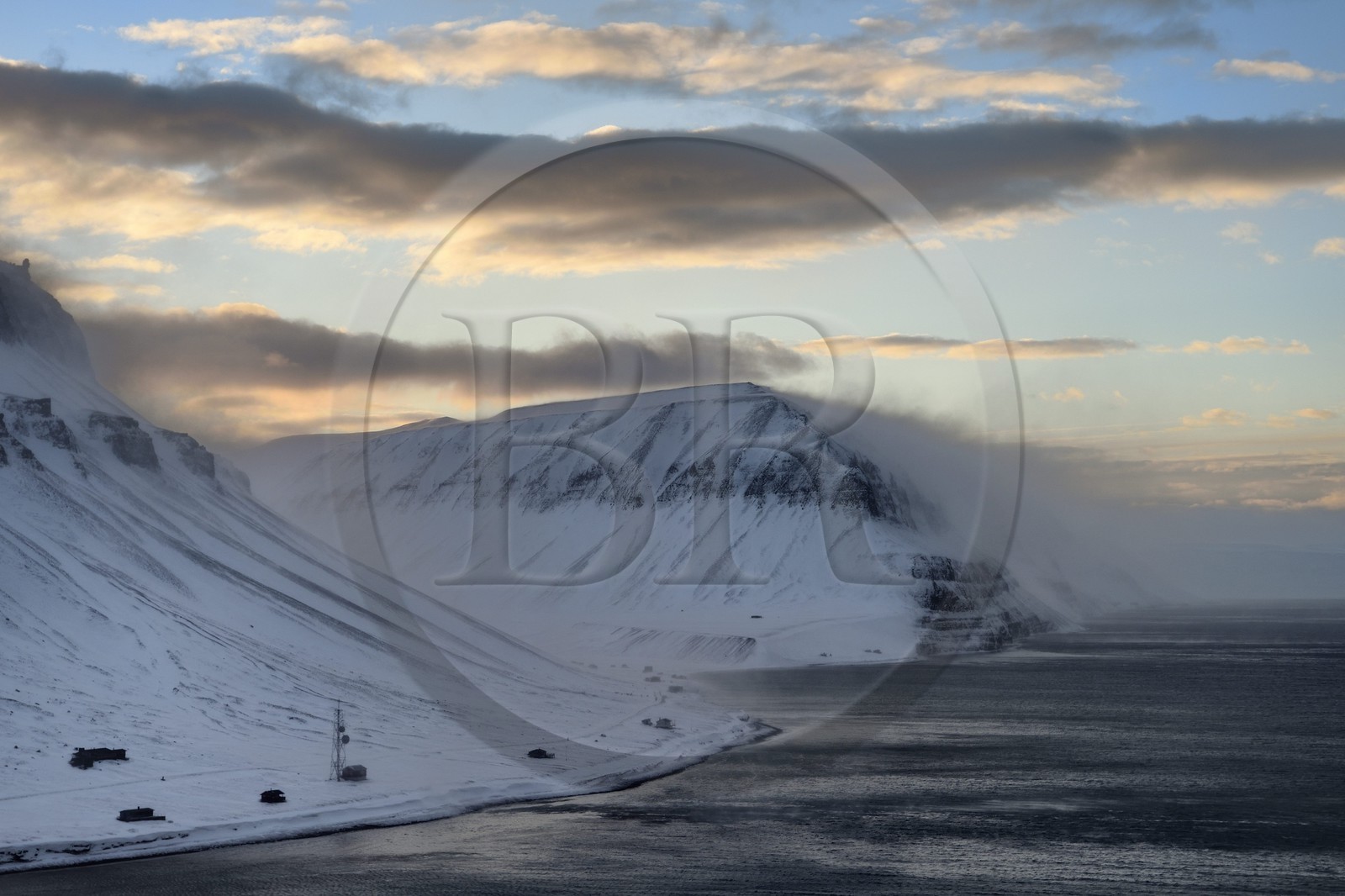 Norvège, Svalbard, Spitzberg, Longyearbyen, montagne bordant l'Isfjord sous un vent fort (vue aérienne)
