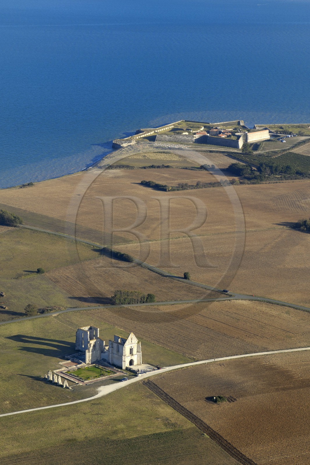 France, Charente-Maritime (17), ile de Ré, abbaye des Châteliers et le Fort de la Prée au sud de La Flotte (vue aérienne)
