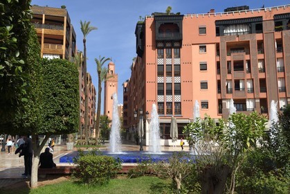Maroc, Haut-Atlas, Marrakech, ville impériale, quartier moderne, quartier de Gueliz, batiments de style occidental et la mosquée Hassan II (mosquée de Turquie) à côté de la place du 16 novembre