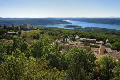 Var (83) rive gauche et Alpes-de-Haute-Provence (04) rive droite, Parc Naturel Régional du Verdon, lac de Sainte Croix à la sortie des Gorges du Verdon, au premier plan le chateau d'Aiguines datant de la Renaissance et l'église Saint-Jean