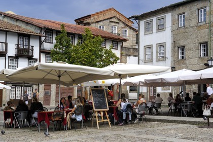 Portugal, région du Minho, Guimaraes, ville classée Patrimoine Mondial de l' UNESCO, terrasses de restaurants sur la place Santiago