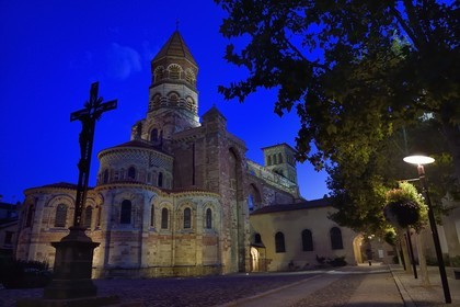 France, Haute-Loire (43), Brioude, la Basilique Saint-Julien de Brioude de style roman auvergnat, le chevet