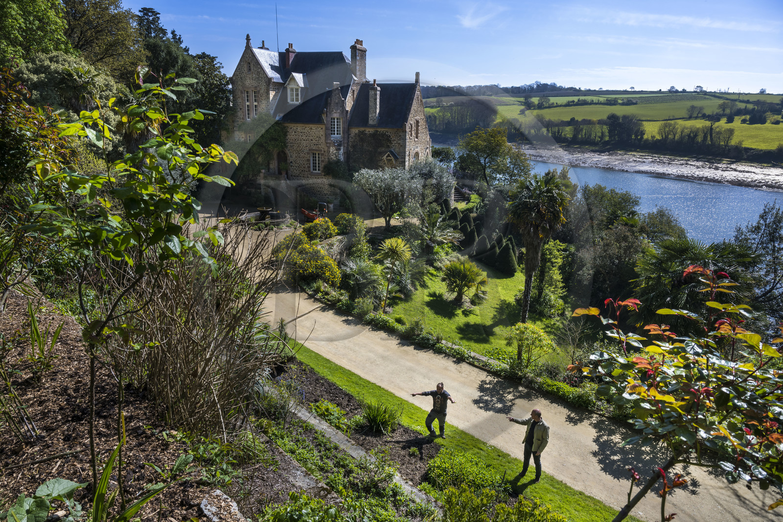France, Côtes-d'Armor (22), Plouguiel, le Jardin botanique du Kestellic, classé jardin remarquable et son petit manoir typiquement néo breton dominant le fleuve Jaudy