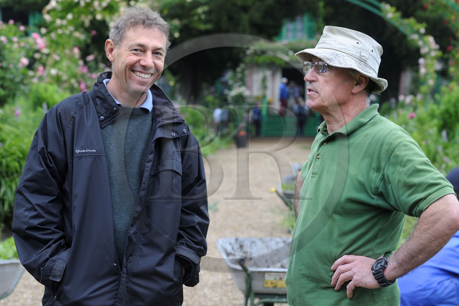 France, Eure (27), Giverny, le jardin de Claude Monet, les deux jardiniers en chef l'ancien Gilbert Vahé à droite et le nouveau James Priest à gauche