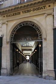 France, Paris (75), Galerie Vero-Dodat entre la rue Jean-Jacques-Rousseau et la rue du Bouloi, entrée rue Jean-Jacques-Rousseau