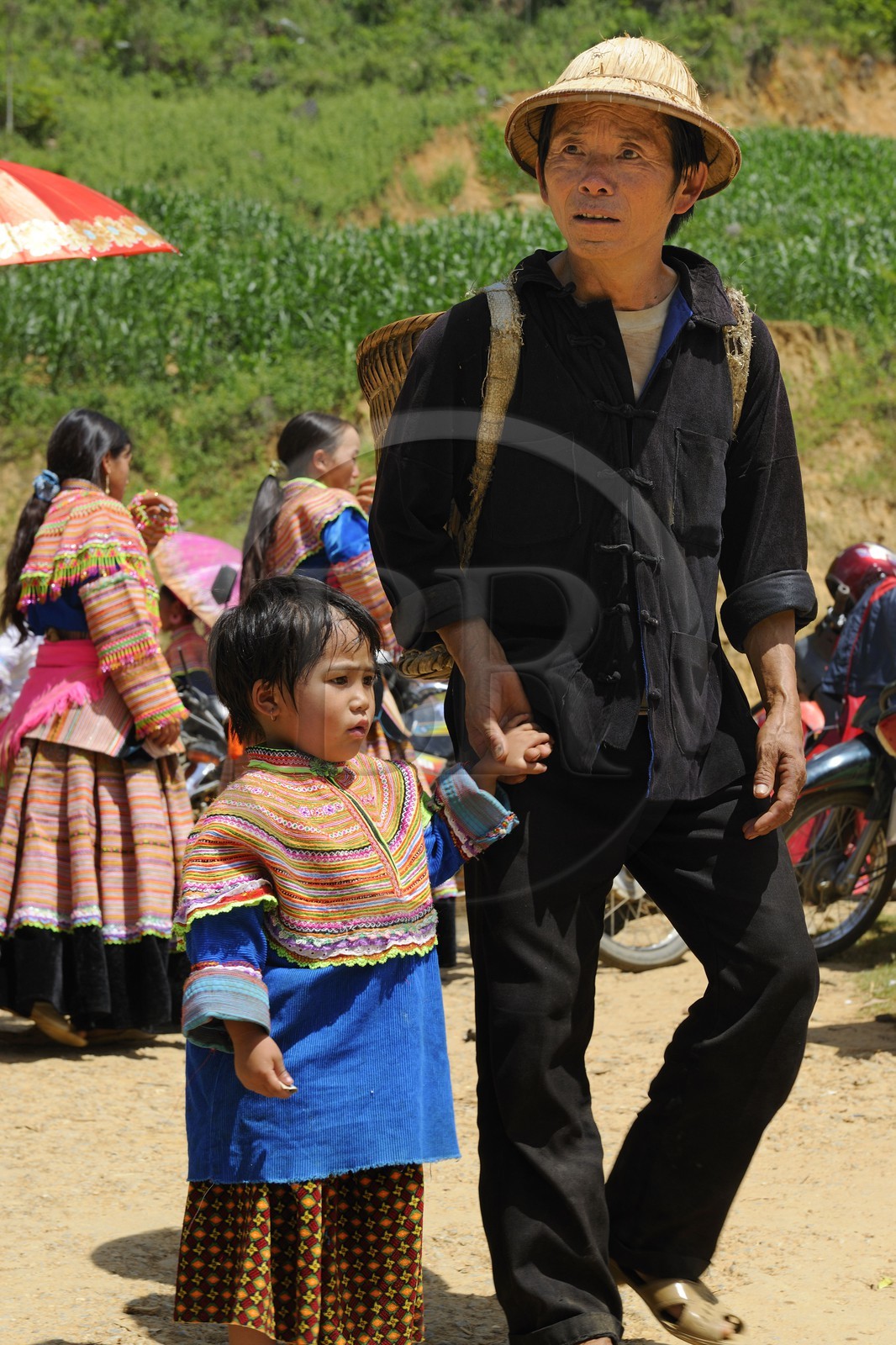 Vietnam, province de Lao Cai, région de Bac Ha, marché de Can Cau, un père et sa fille de la minorité Hmong Fleur