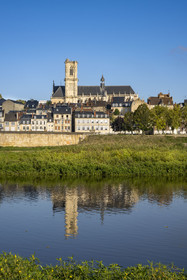 France, Nièvre (58), Nevers, les iles sur la Loire en amont du Pont de la Loire, le quai de Mantoue et la cathédrale Saint-Cyr-et-Sainte-Julitte en arrière plan