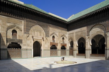 Maroc, Moyen Atlas, Fès, ville impériale, médina classée Patrimoine Mondial de l'UNESCO, Fès el Bali, la médersa Bouananiya ou Bou-Inania, ornementation grandiose de la cour dallé de marbre et d'onyx, des façades au plâtre finement ciselé et aux subtiles zelliges